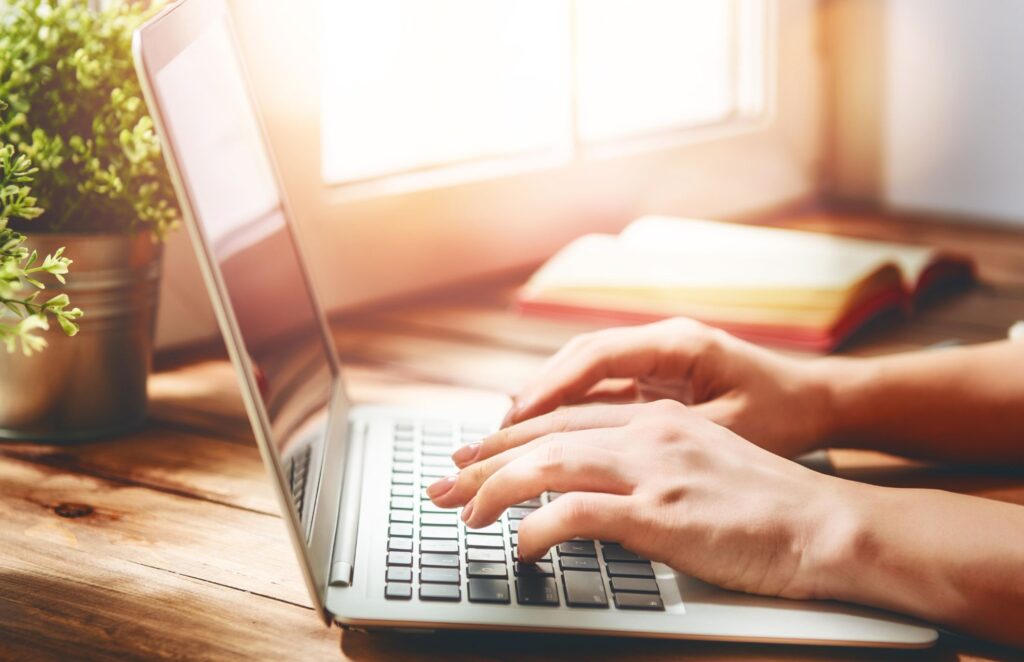 パソコンを操作する女性