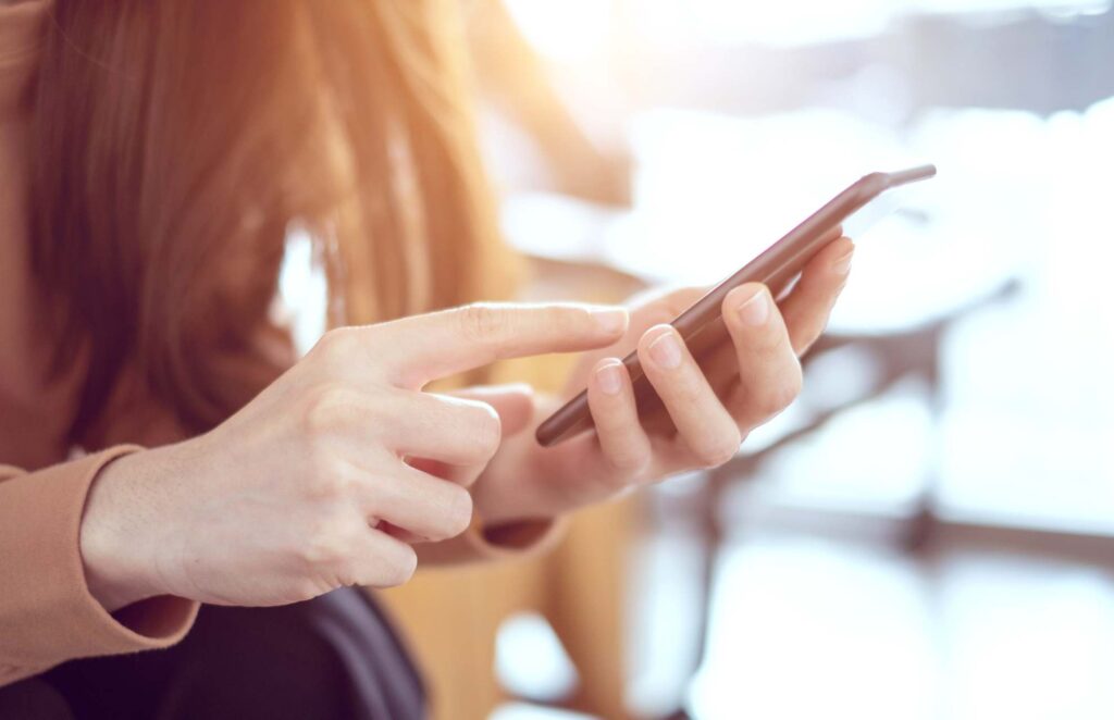 スマホで検索する女性